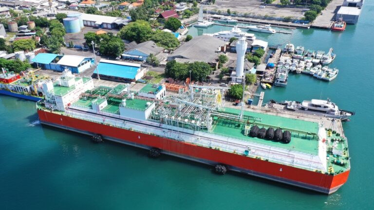 Red,And,White,Floating,Storage,And,Regasification,Unit,,Fsru,,Lng-vessel